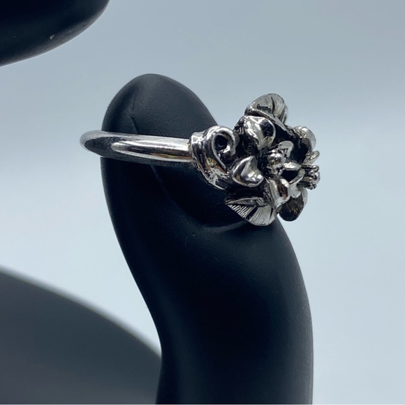 Vintage Avon Antique Silver Tone Flower Ring Textured Floral 3-D Adjustable 4-5 - Picture 3 of 7